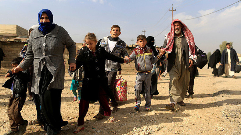 Click to enlarge family fleeing fighting between the Islamic State and Iraqi army