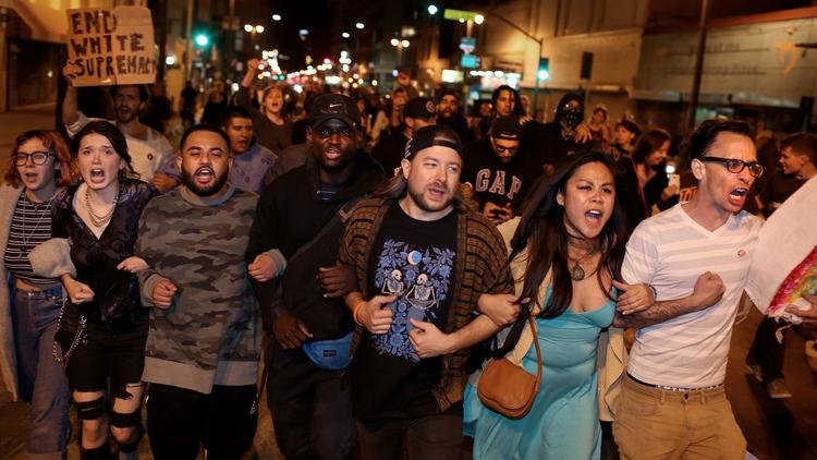 Click to enlarge anti trump protesters