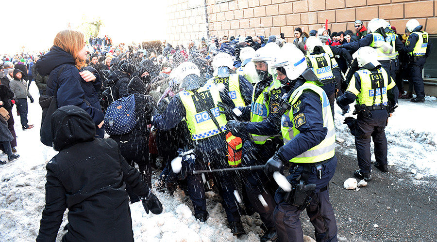 Sweden Counter-protesters throw snowballs at police