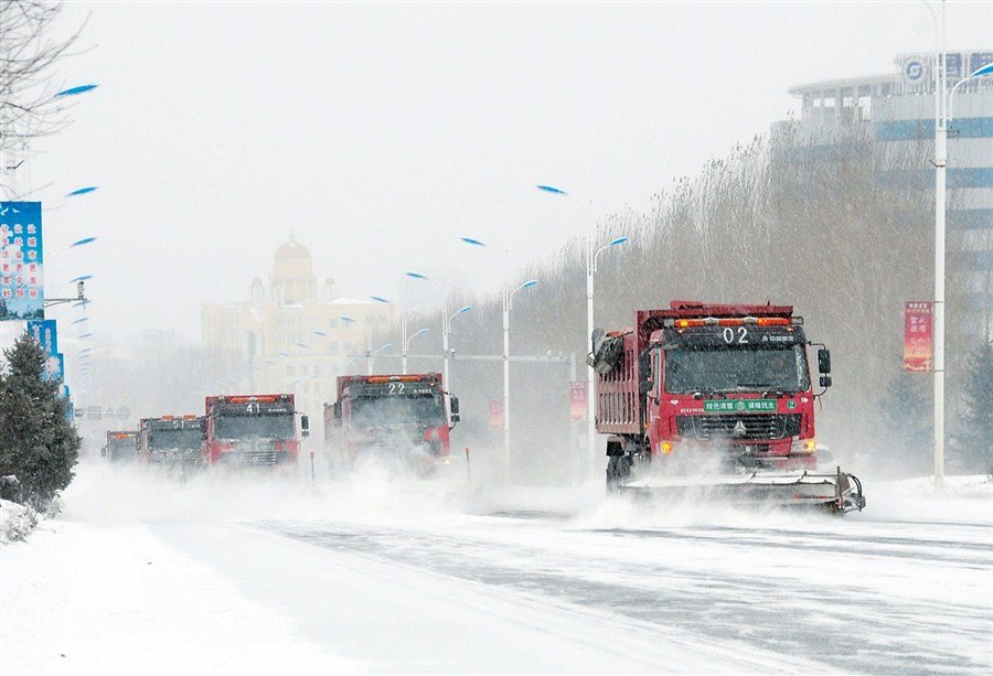 Click to enlarge Snowplows clear a main road in Mudanjiang City in northeastern Heilongjiang Province yesterday. Heavy snow fall since Friday has closed several expressways in the province.