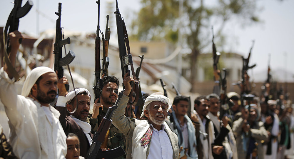 Shiite Houthi tribesman hold their wepons