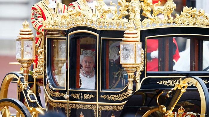 Click to enlarge Queen Elizabeth in her carriage
