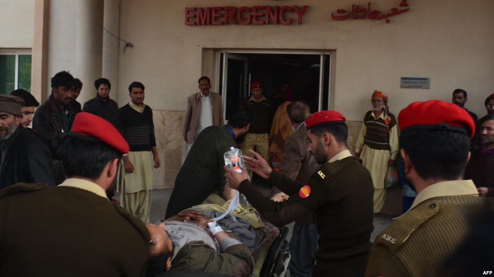 Click to enlarge Pakistani soldiers with injured victim