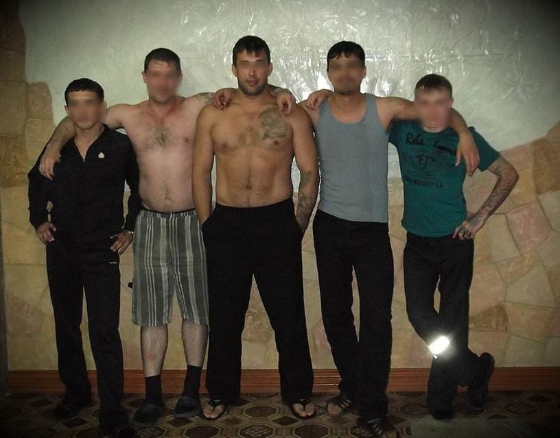 Click to enlarge A man (center) suspected of killing his ex-girlfriend in Oryol, Russia