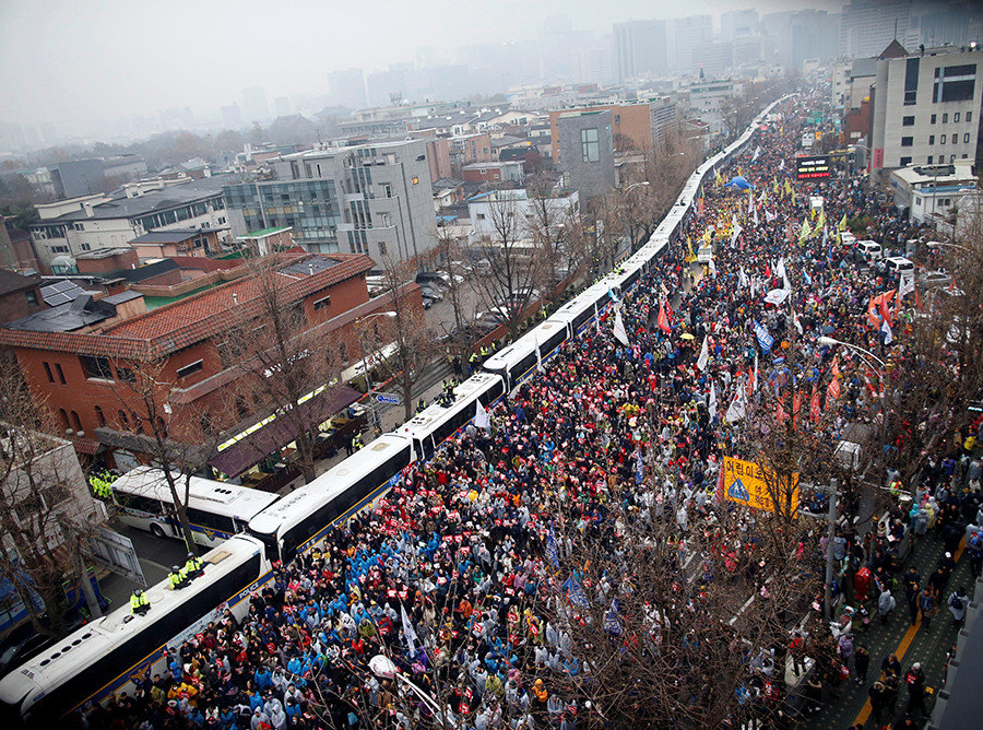 Click to enlarge Seoul protesters and police busses