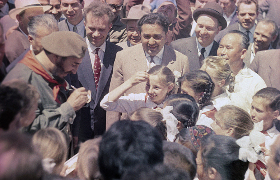 Fidel Castro Ruz, Cuban revolutionary leader, President of the Council of State and Council of Ministers of the Republic of Cuba, meets with Young Pioneers in Uzbekistan