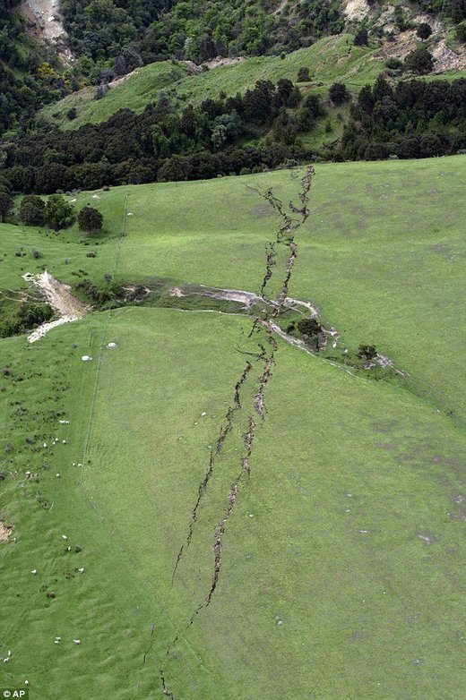 Click to enlarge giant crack in New Zealand hill