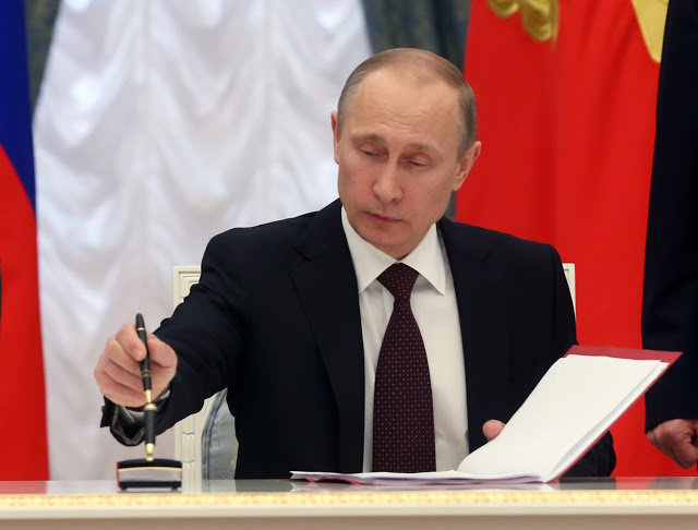 Vladimir Putin signing law
