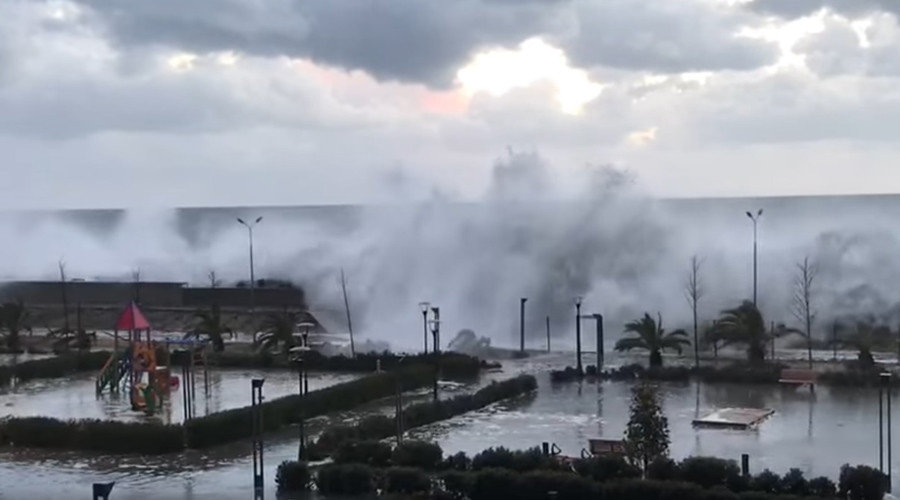 Huge waves hit Sochi