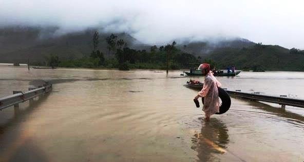 Flood isolates traffic in some districts of Quang Nam Province.