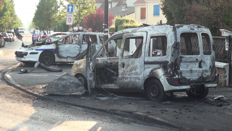 Click to enlarge French police cars burned