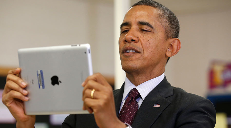 Click to enlarge Barack Obama with iPad