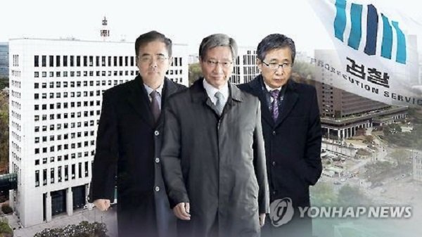 Cho Won-dong (R), Kim Chong (L) and a Samsung Group official in this Yonhap News TV image