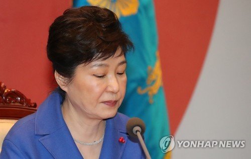 Click to enlarge President Park Geun-hye talks to his Cabinet ministers at Cheong Wa Dae on Dec. 9, 2016 after the parliament passed her impeachment motion