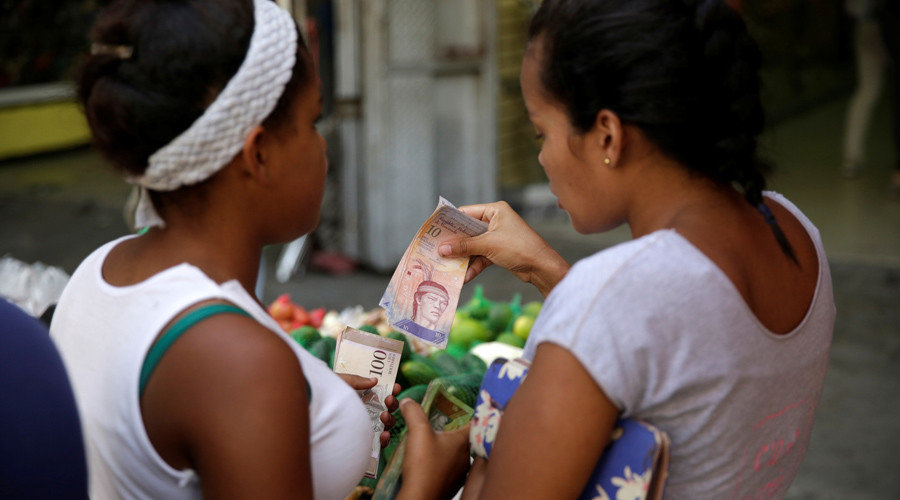 Venezuelans checking bolivar notes