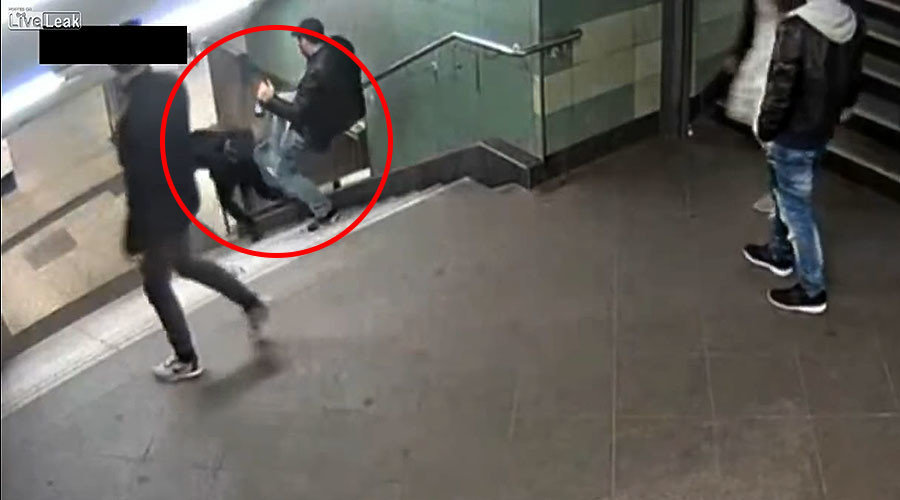 Мужчина столкнул девушку в метро. Толкнул девушку в метро.