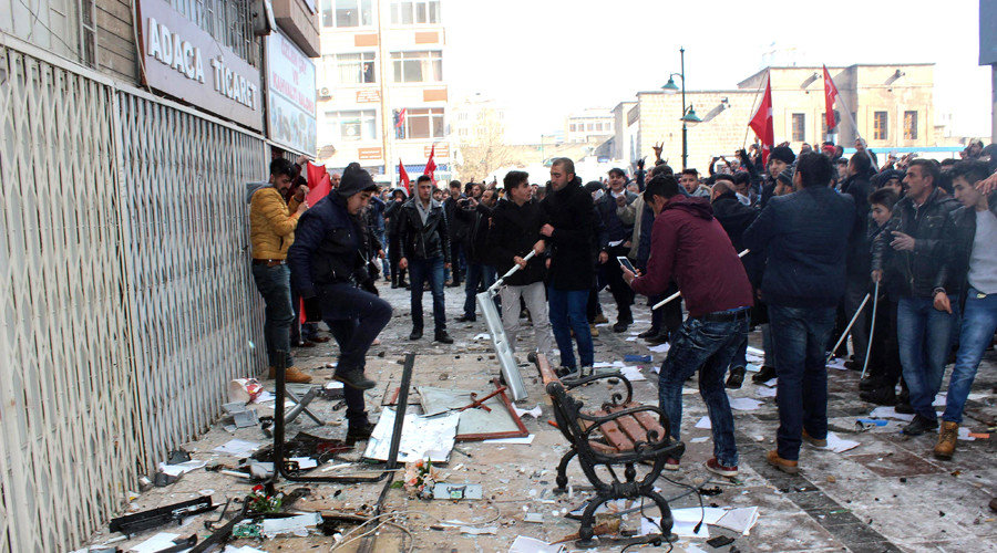 Click to enlarge People protesting in front of the offices of pro-Kurdish Peoples' Democratic Party