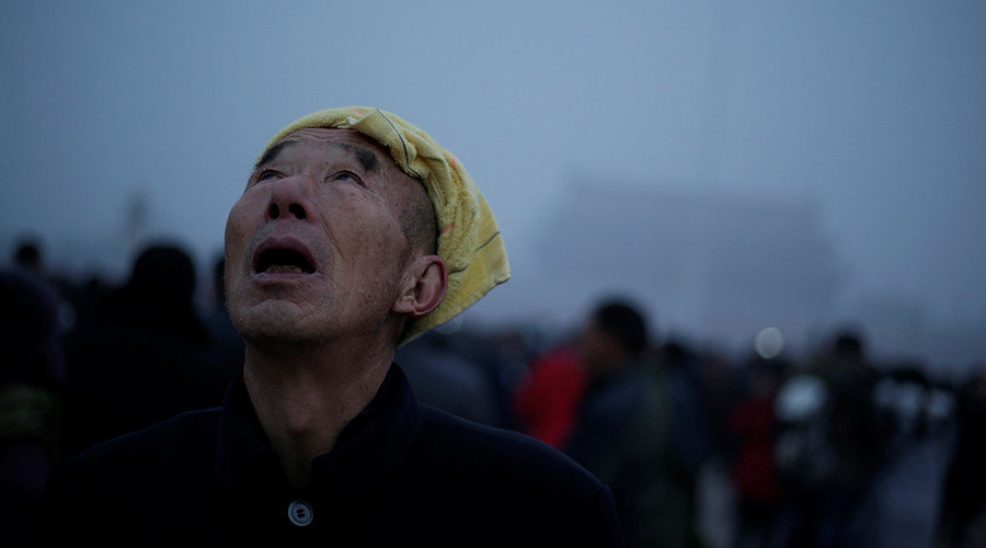 Beeijing man observing dense smog