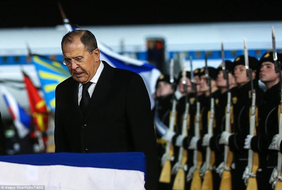 Click to enlarge Sergei Lavrov paid his respects at the ceremony in Moscow