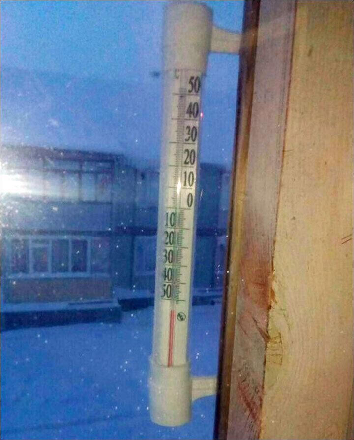 Click to enlarge Some flights from Nizhnevartovsk were cancelled, intercity buses were also halted. School classes were cancelled today - and for the rest of the week.