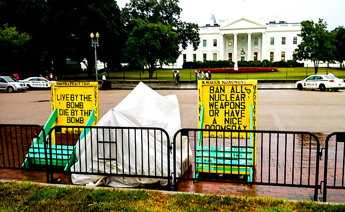 Click to enlarge peace vigil white house