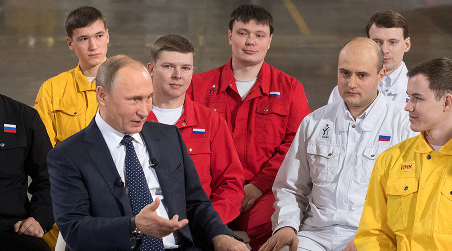 Vladimir Putin talks to workers