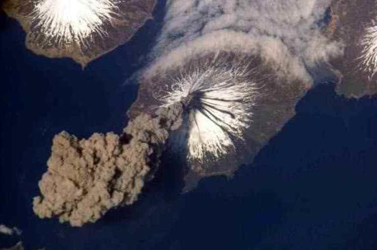 Alaska’s Pavlof volcano eruption