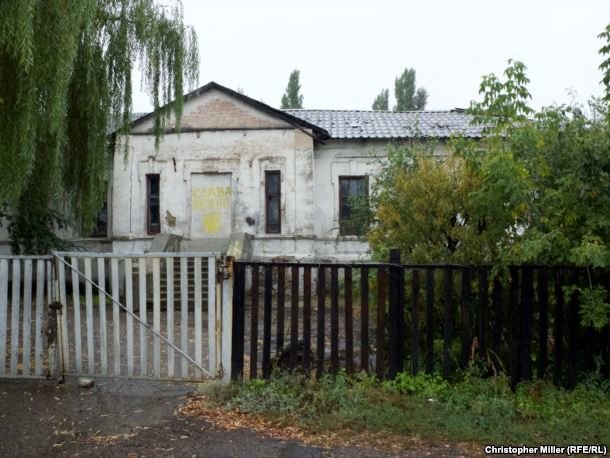 Click to enlarge School No. 32 in Pryvillia is spray-painted with the phrase