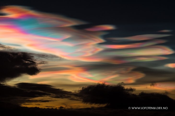 Click to enlarge Polar stratospheric clouds over Norway