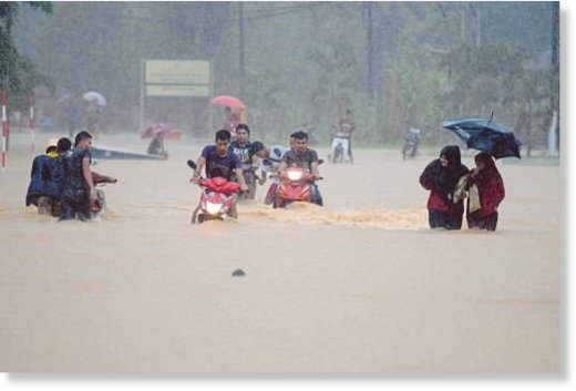The floods in Terengganu worsens as more than 4,000 people are still seeking shelter at relief centres. 