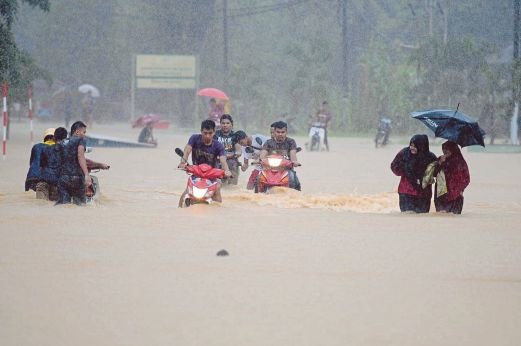 The floods in Terengganu worsens as more than 4,000 people are still seeking shelter at relief centres. 