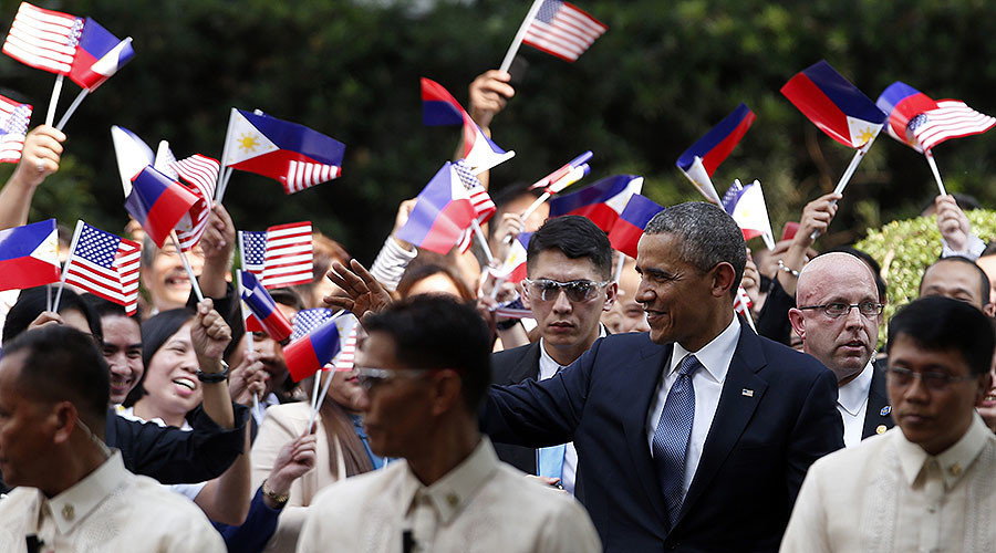 Obama greets Malacanang palace employees 