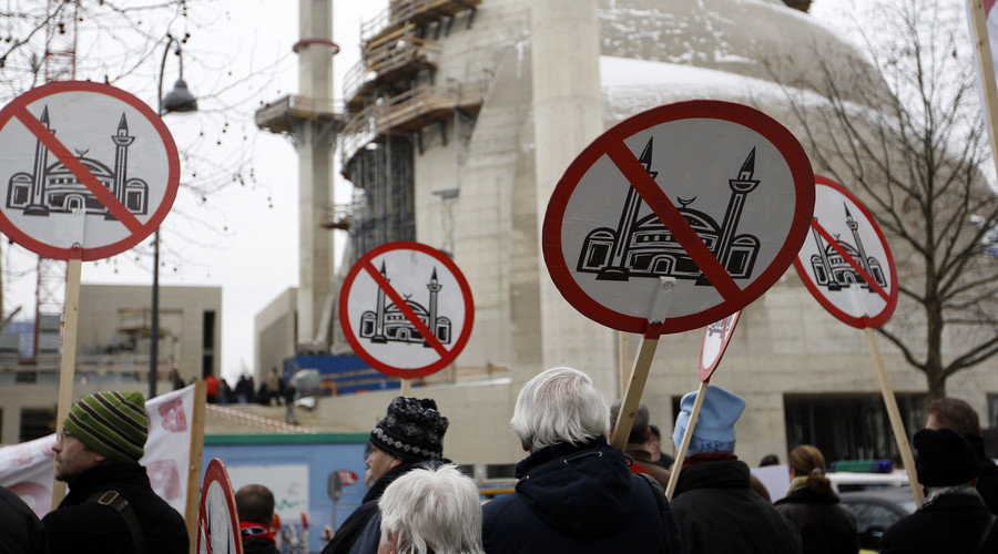 Protesters front of the mosque