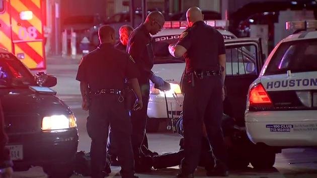 Houston cops disarm knife wielding suspect
