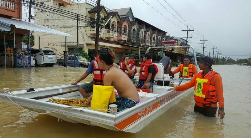 Click to enlarge Thailand’s DDPM carry out flood rescue and relief operations in Chumphon, January 2017.