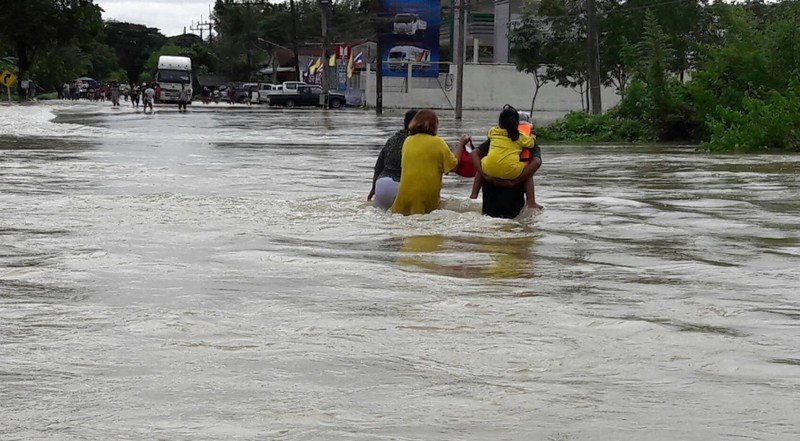 Click to enlarge Thailand’s DDPM carry out flood rescue and relief operations in Chumphon, January 2017.