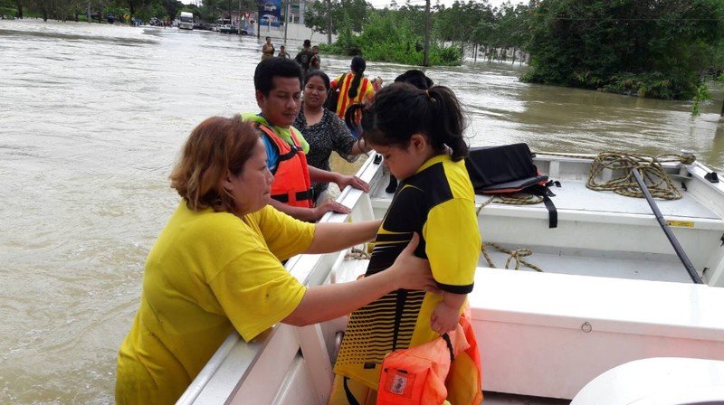 Click to enlarge Thailand’s DDPM carry out flood rescue and relief operations in Chumphon, January 2017.