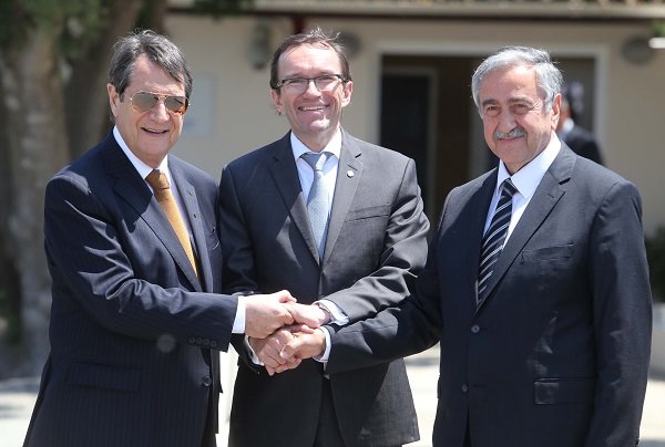 Cypriot President Nikos Anastasiades and Turkish Cypriot leader Mustafa Akıncı