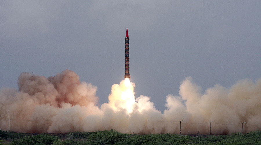  A Hatf-VI (Shaheen-II) missile with a range of 2,000 km (1,242 miles) takes off during a test flight from an undisclosed location in Pakistan April 21, 2008