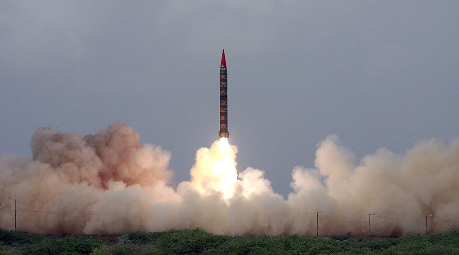  A Hatf-VI (Shaheen-II) missile with a range of 2,000 km (1,242 miles) takes off during a test flight from an undisclosed location in Pakistan April 21, 2008