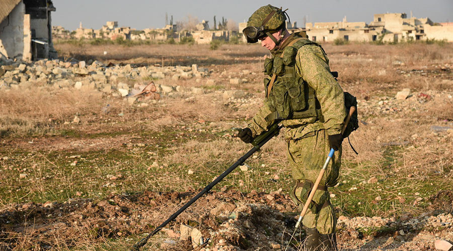 russian soldiers demining