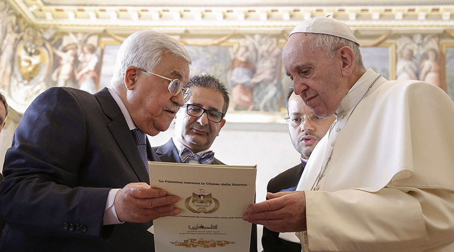 Pope Francis exchanges gifts with Palestinian President Mahmoud Abbas during a meeting at the Vatican January 14, 2017