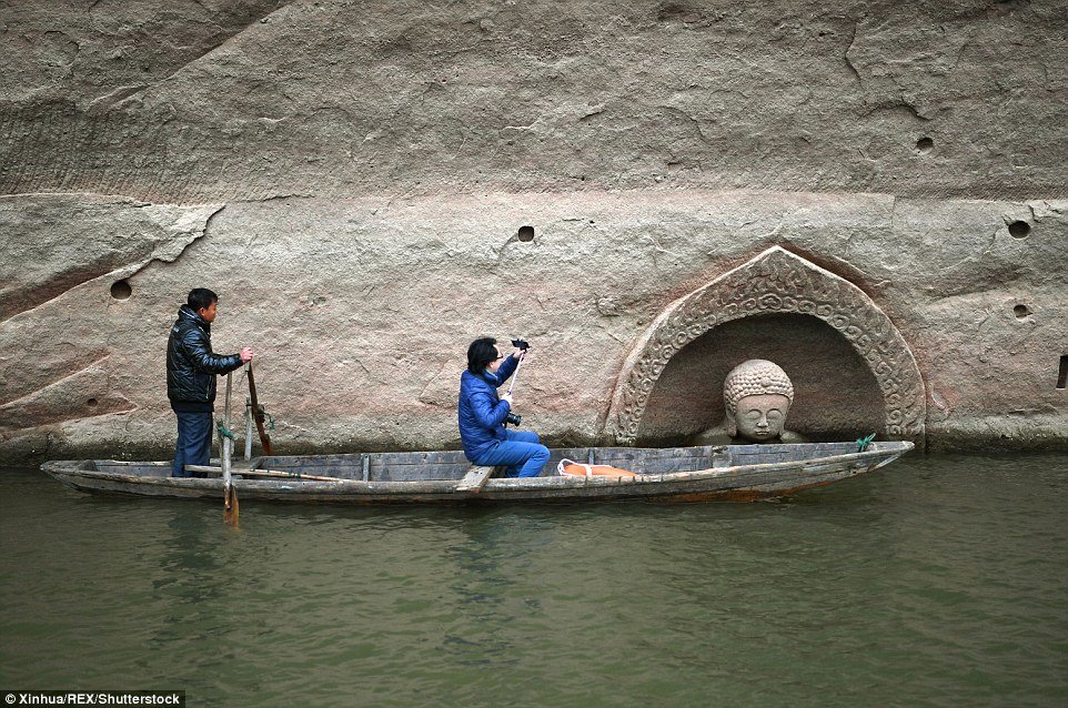 China: Long-lost Buddha statue appears after lake level drops Nancheng Fuzhou Zuixan lake