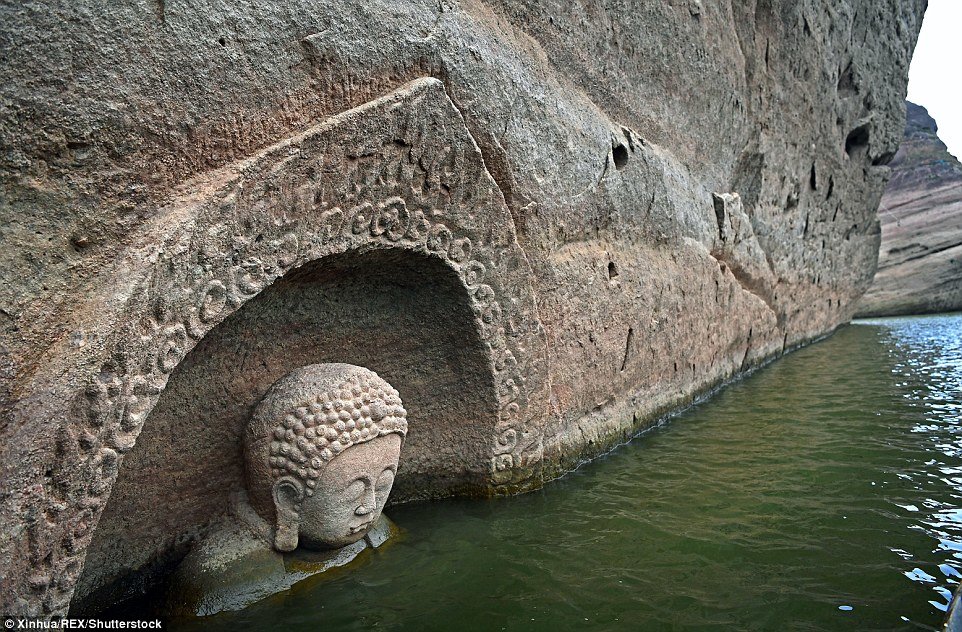 China: Long-lost Buddha statue appears after lake level drops Nancheng Fuzhou Zuixan lake