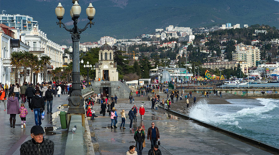Pedestrians on an embankment in Yalta in January. 