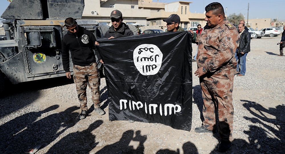 Iraqi soldiers holding Daesh flag