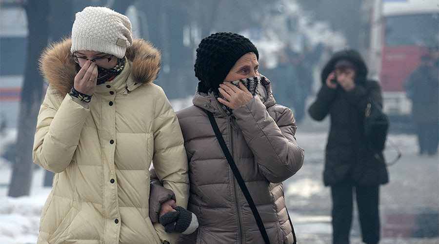 Cold Russian citizens