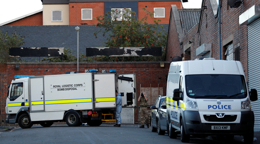 An UK army bomb disposal team
