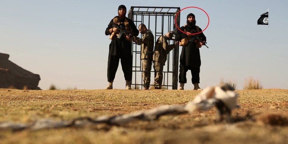 Click to enlarge Hasan Aydin standing alongside the two Turkish soldiers held in an iron cage