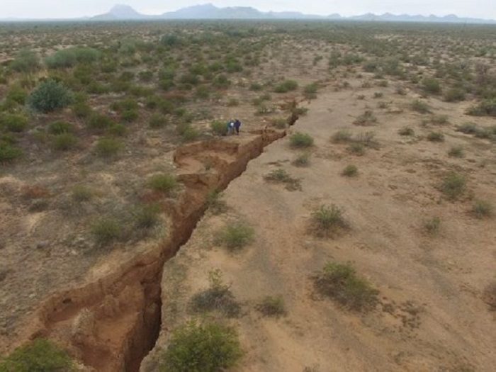 Earth fissure